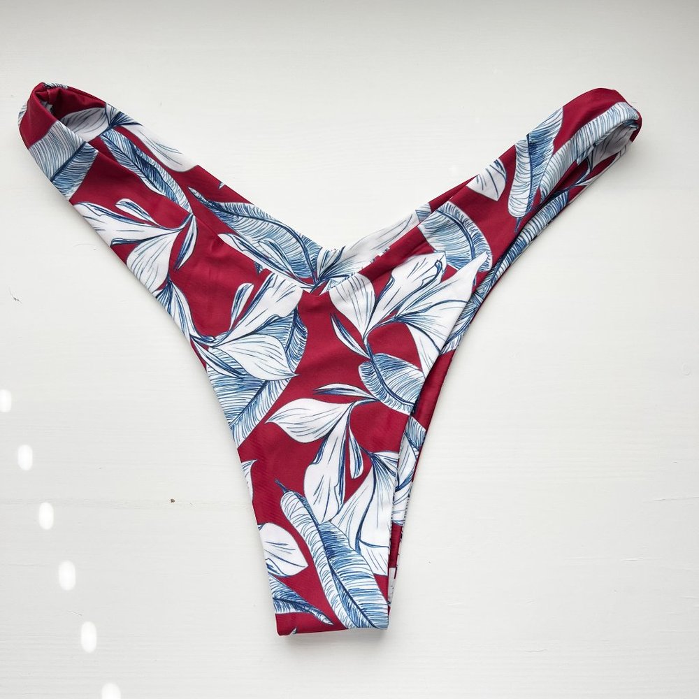 Vaya Island Red Palm Bottoms Size L